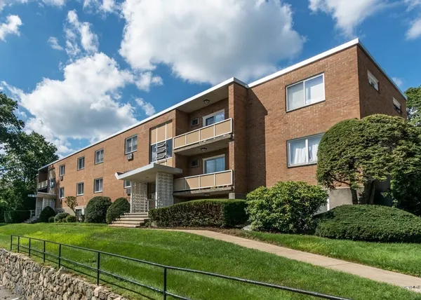 $2,400 | 32 Jacqueline Road, Unit E, Waltham, MA 02452