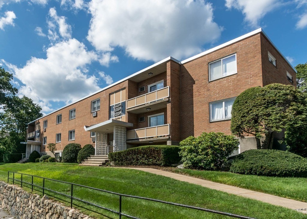 32 Jacqueline Road, Unit E Waltham, MA 02452 - Photo 1 of 13