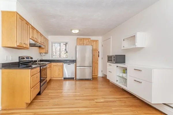 $2,400 | 32 Jacqueline Road, Unit E, Waltham, MA 02452
