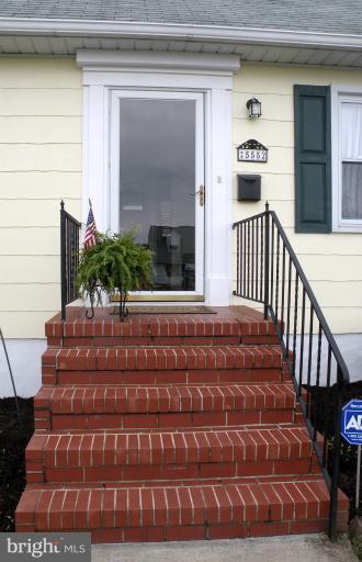 5552 Oakland Road Baltimore, MD 21227 - Photo 8 of 25 Exterior (Front)