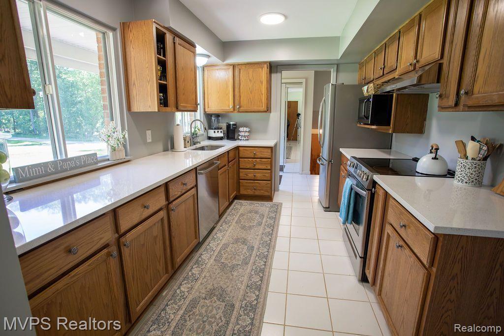 1596 Kingsmere Circle Rochester, MI 48309 - Photo 6 of 24 Gallery Image 6
