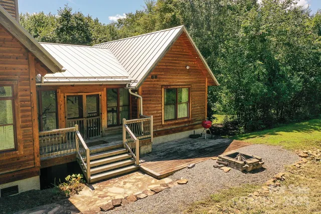 a view of a backyard with plants