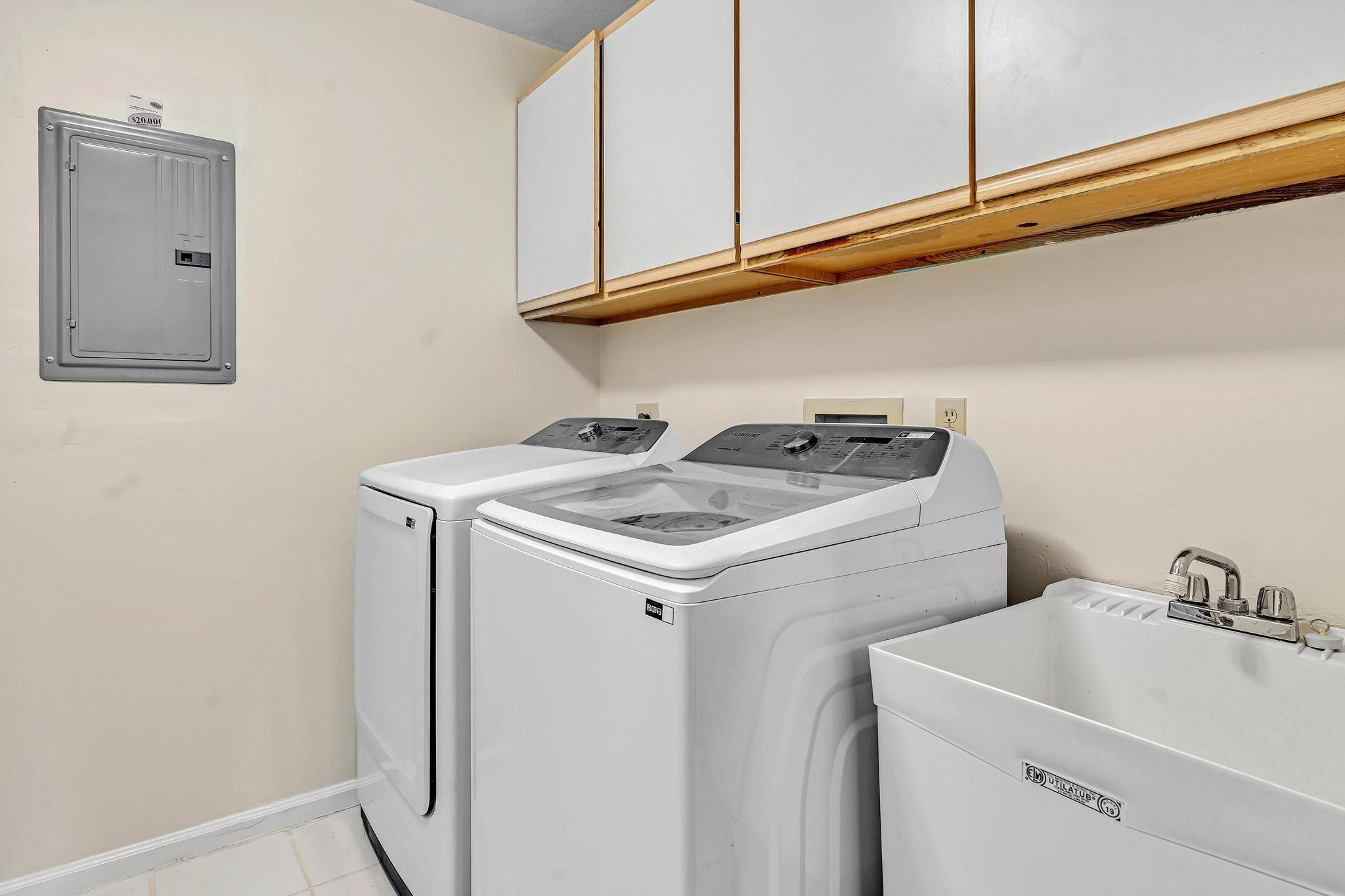 5791 Coach House Circle, Unit H Boca Raton, FL 33486 - Photo 34 of 39 Washer, dryer and oversized sink