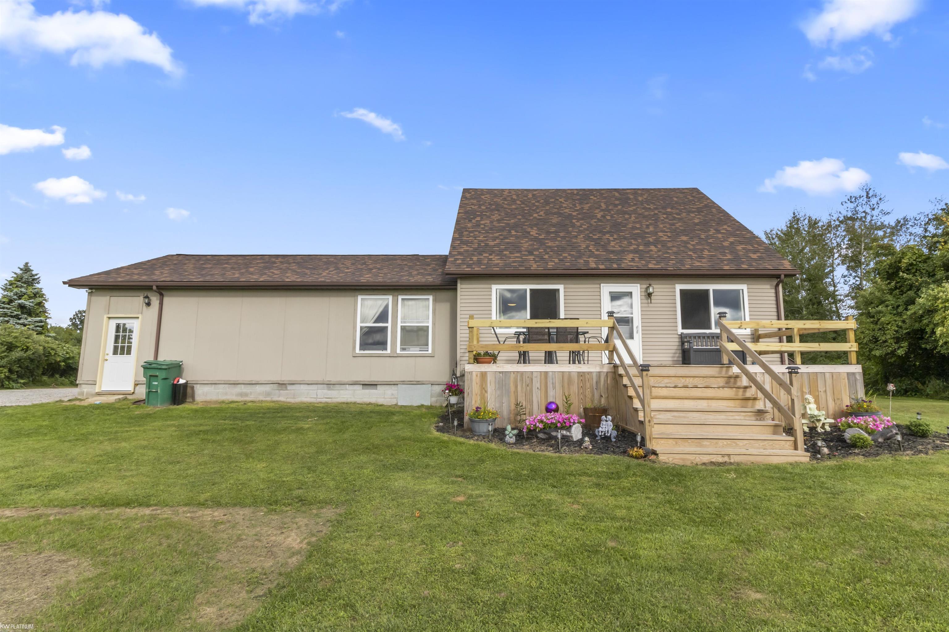 8070 Vincent Road Croswell, MI 48422 - Photo 5 of 38 50120723-4.JPG