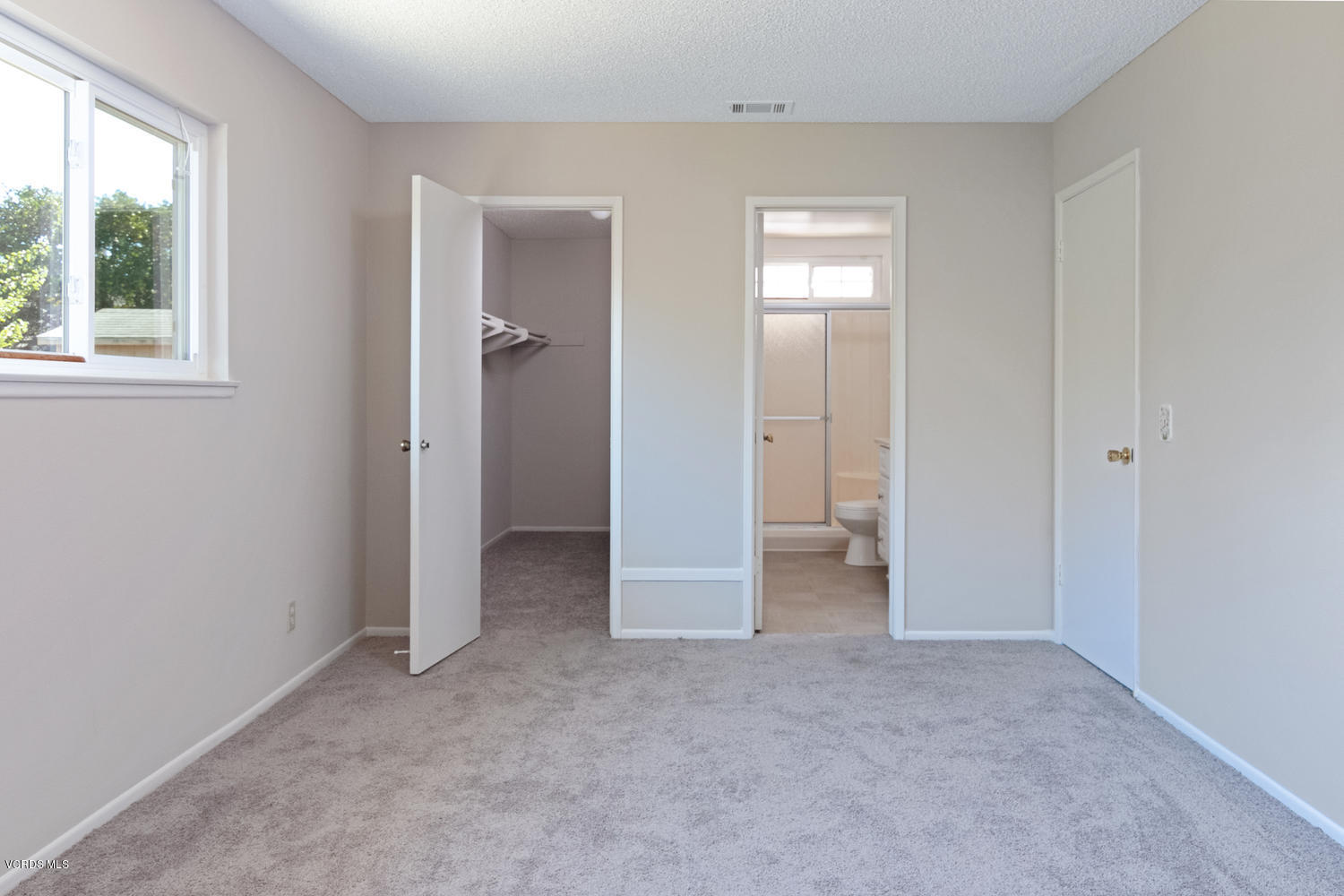 4900 Justin Way Oxnard, CA 93033 - Photo 11 of 19 4900 Justin Way-010-20-Master Bedroom-ML