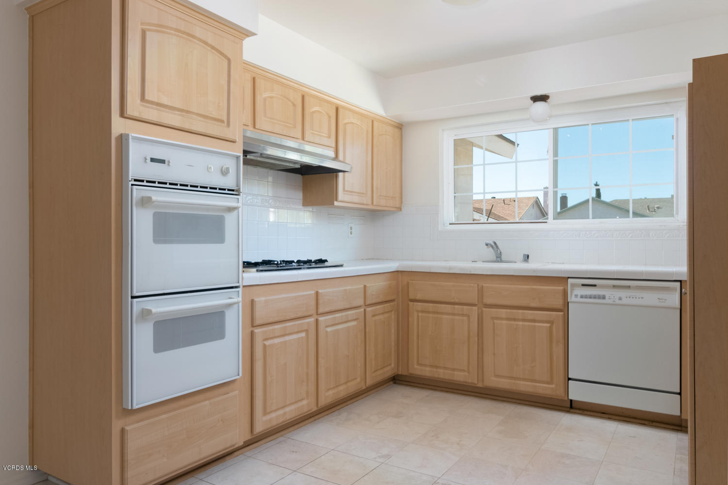 4900 Justin Way Oxnard, CA 93033 - Photo 5 of 19 4900 Justin Way-004-19-Kitchen-MLS_Size