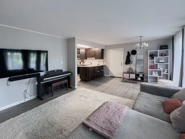 $227,000 | 5511 East Lake Drive, Unit 97B, Lisle, IL 60532