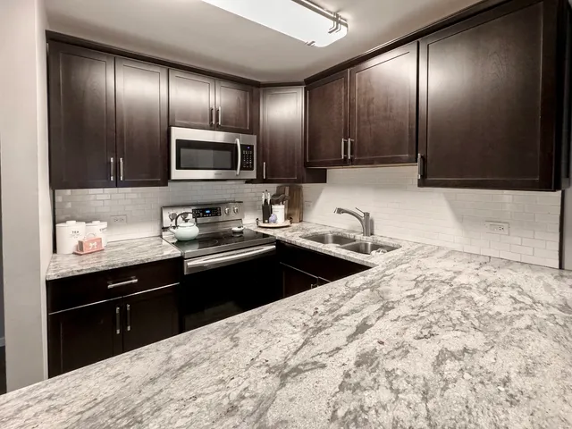 $227,000 | 5511 East Lake Drive, Unit 97B, Lisle, IL 60532