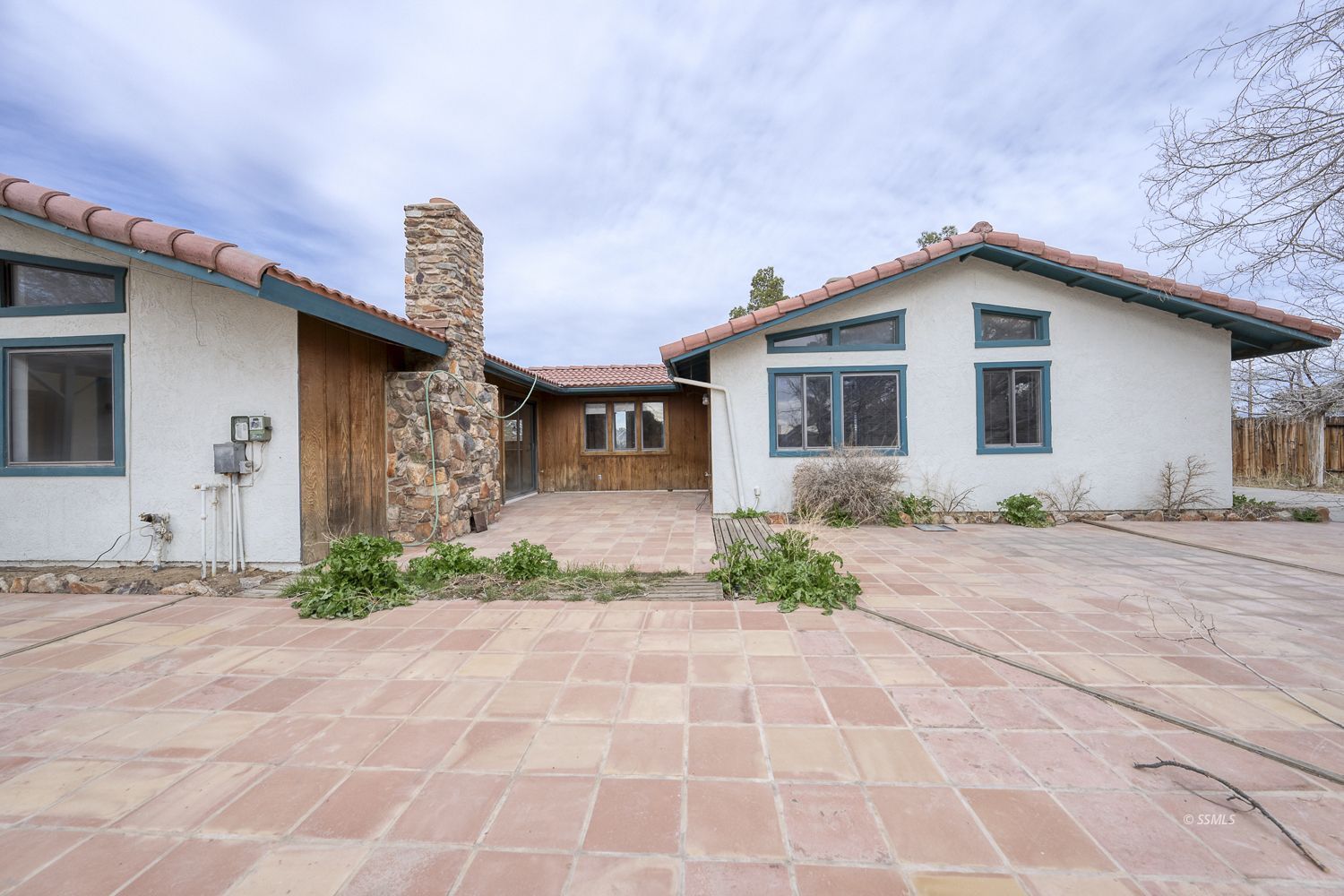 854 Campbell Street Ridgecrest, CA 93555 - Photo 26 of 45 a front view of a house with garden
