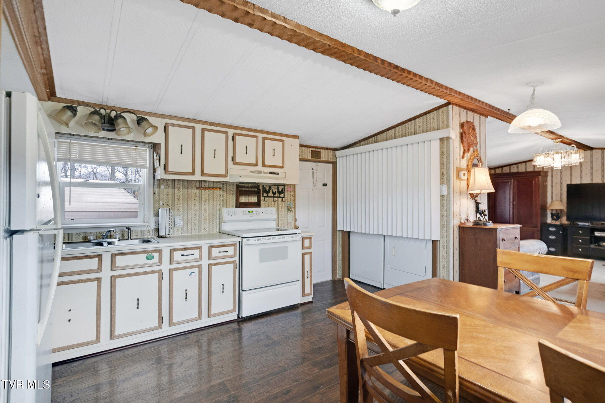 705 White Top Road Bluff City, TN 37618 - Photo 2 of 24 18-web-or-mls-IMG_5797
