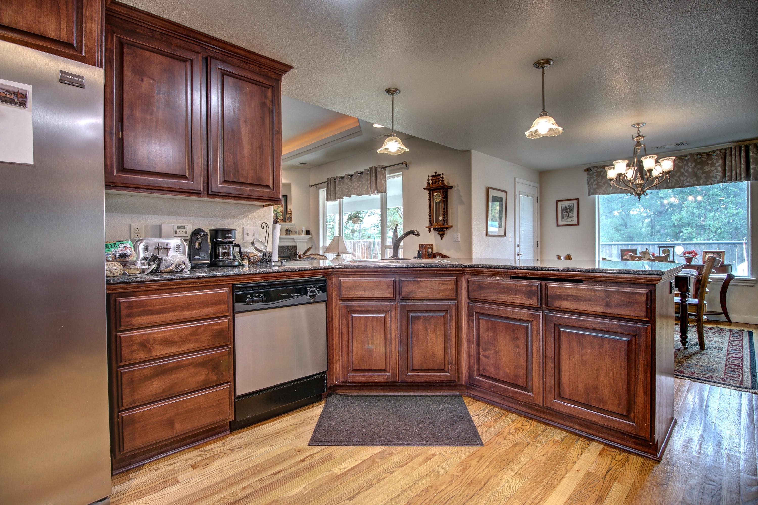 2629 Rabun Way Central Point, OR 97502 - Photo 11 of 35 IMG_1147_8_9_tonemapped