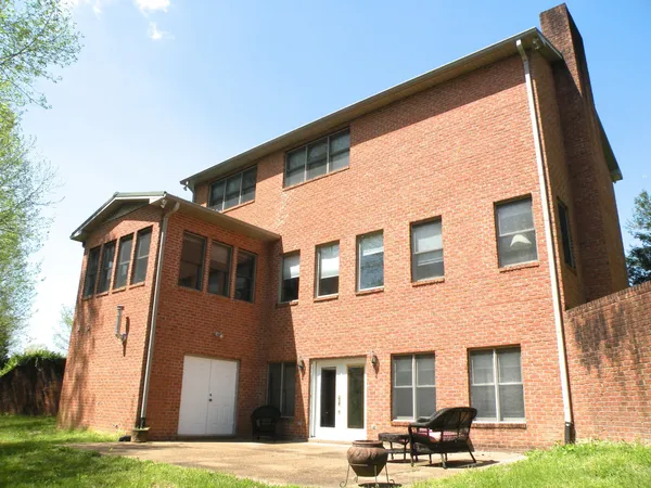 $675,000 | 150 J W Thompson Road, Westmoreland, TN 37186