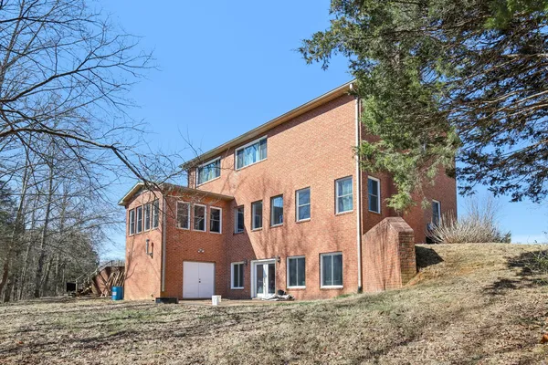 $675,000 | 150 J W Thompson Road, Westmoreland, TN 37186