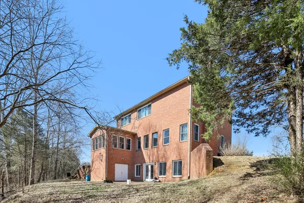 $675,000 | 150 J W Thompson Road, Westmoreland, TN 37186
