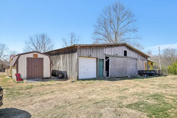 $675,000 | 150 J W Thompson Road, Westmoreland, TN 37186