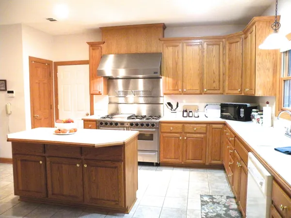 $675,000 | 150 J W Thompson Road, Westmoreland, TN 37186