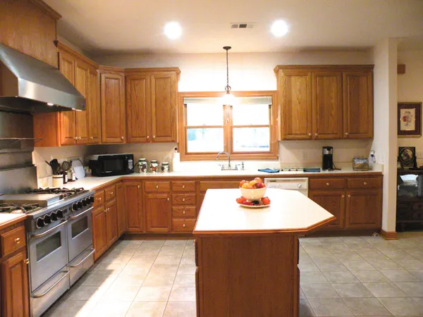 $675,000 | 150 J W Thompson Road, Westmoreland, TN 37186