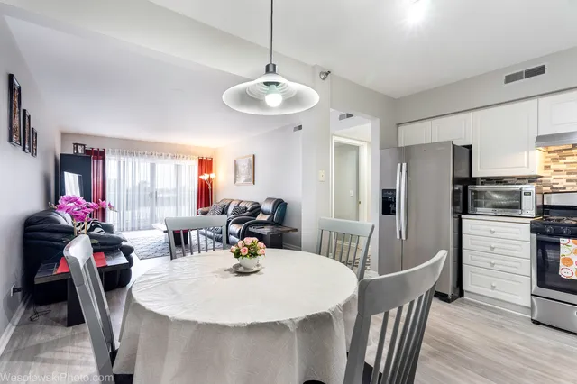 $329,900 | 7091 West Touhy Avenue, Unit 505, Niles, IL 60714