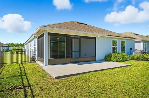 a view of a house with backyard and garden
