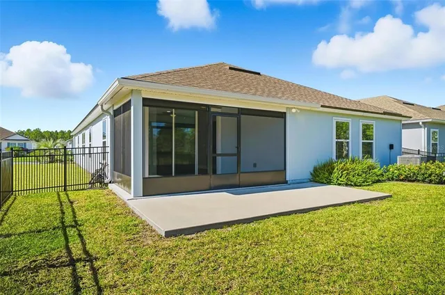 a view of a house with backyard and garden