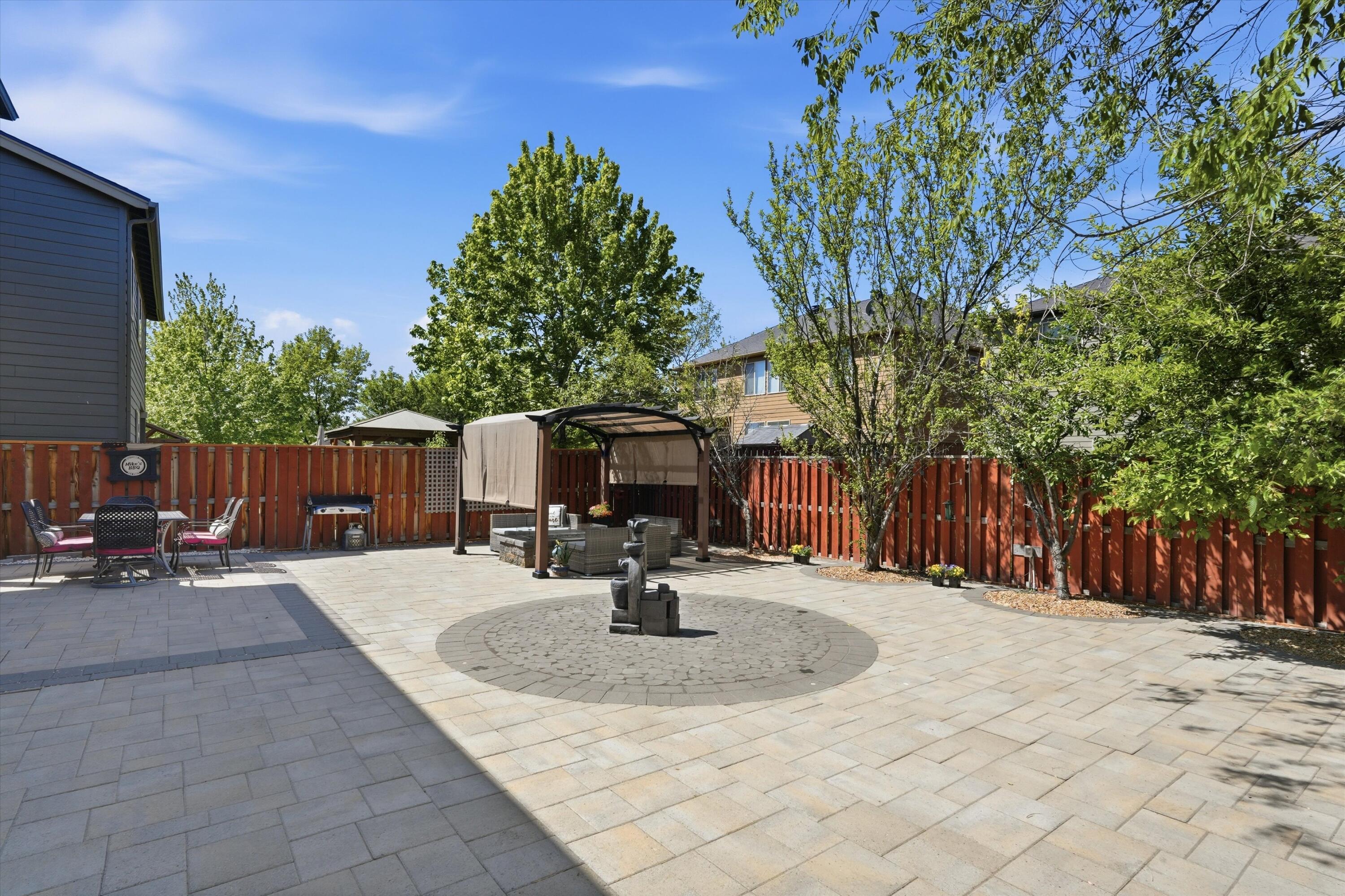 61235 Splendor Lane Bend, OR 97702 - Photo 13 of 52 Side view of outdoor living space