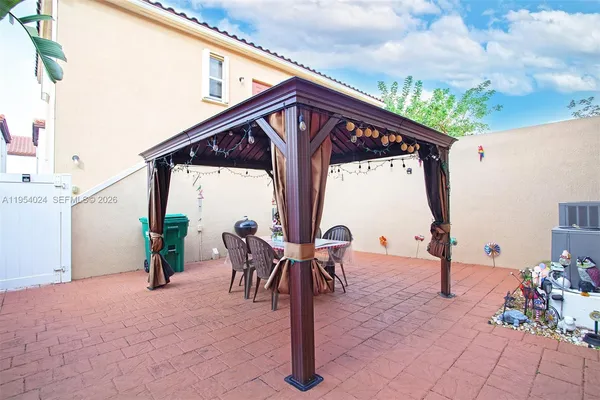 a view of outdoor space yard and porch