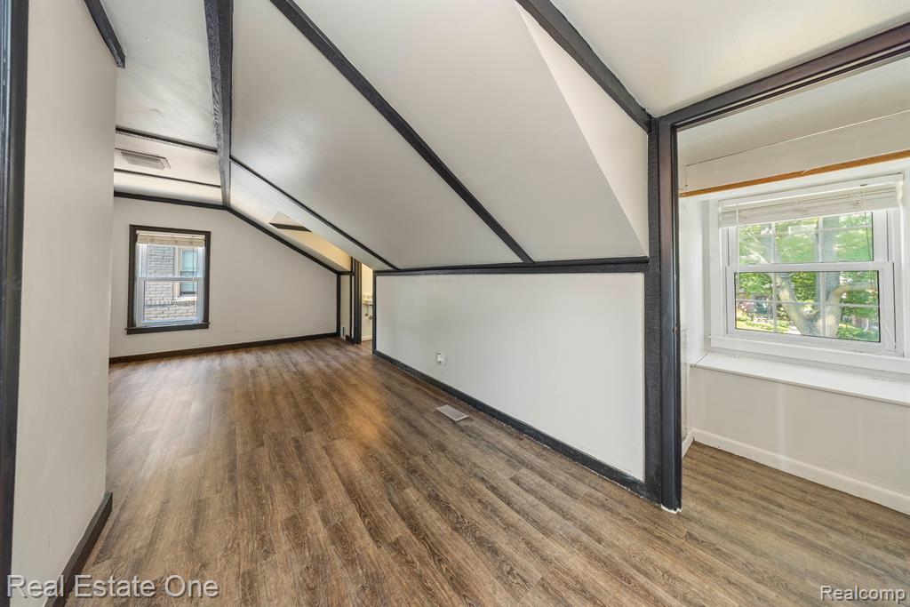 1347 Hampton Road Grosse Pointe Woods, MI 48236 - Photo 17 of 32 Gallery Image 17