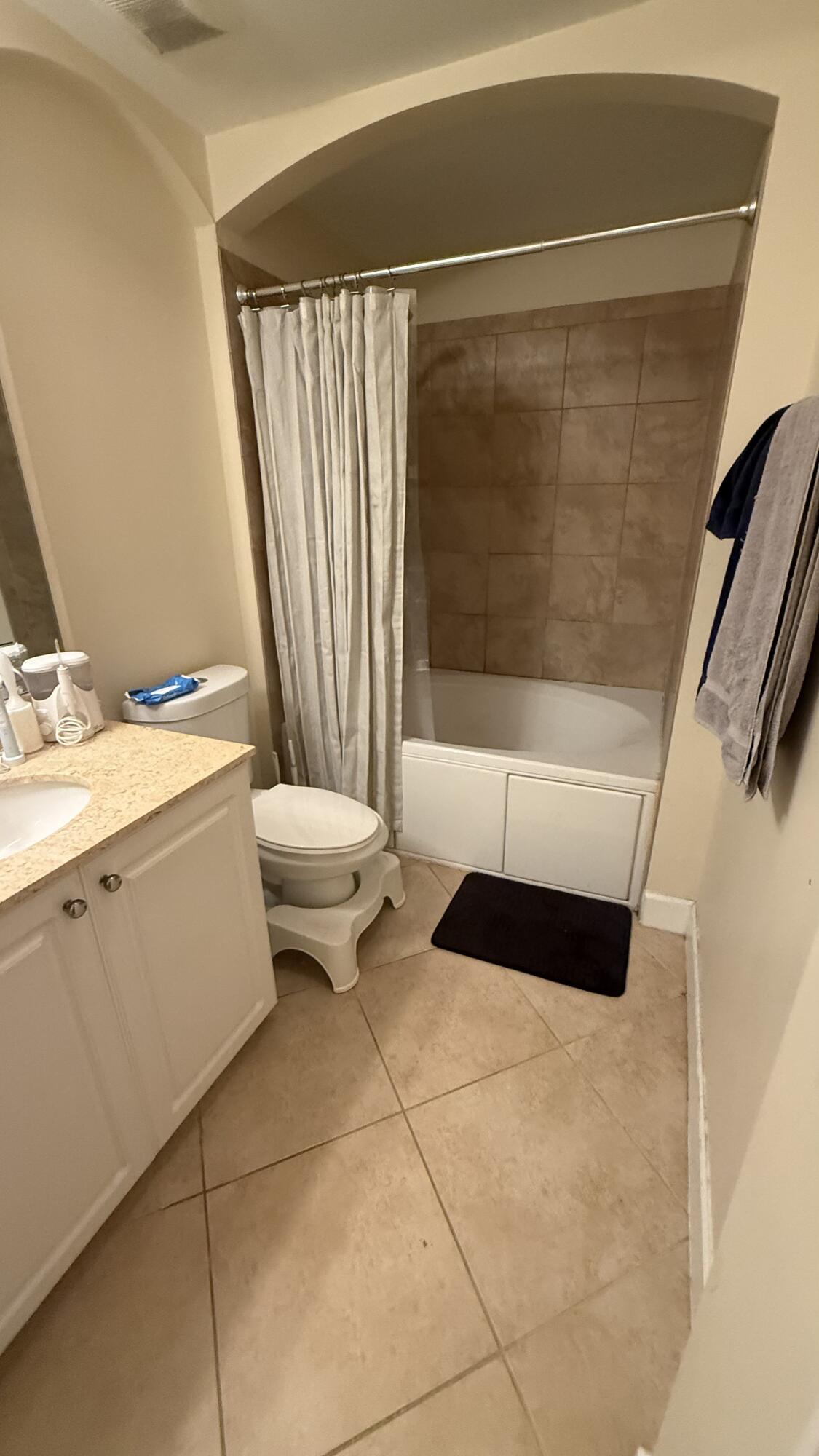 1690 Renaissance Commons Boulevard, Unit 1427 Boynton Beach, FL 33426 - Photo 17 of 20 a bathroom with a bathtub and a sink