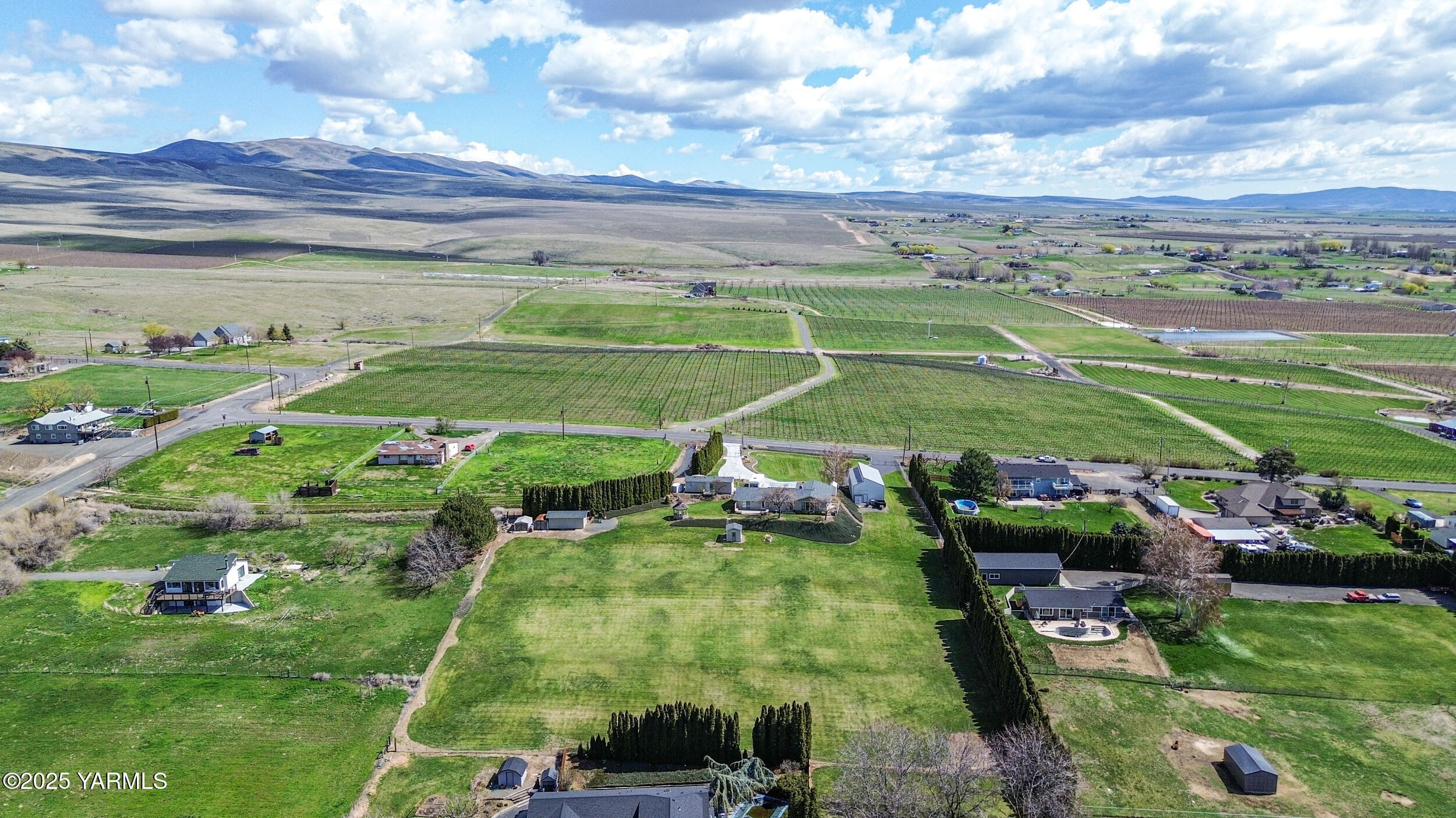 1682 St Hilaire Road Yakima, WA 98901 - Photo 46 of 51 a view of a golf club with a big yard