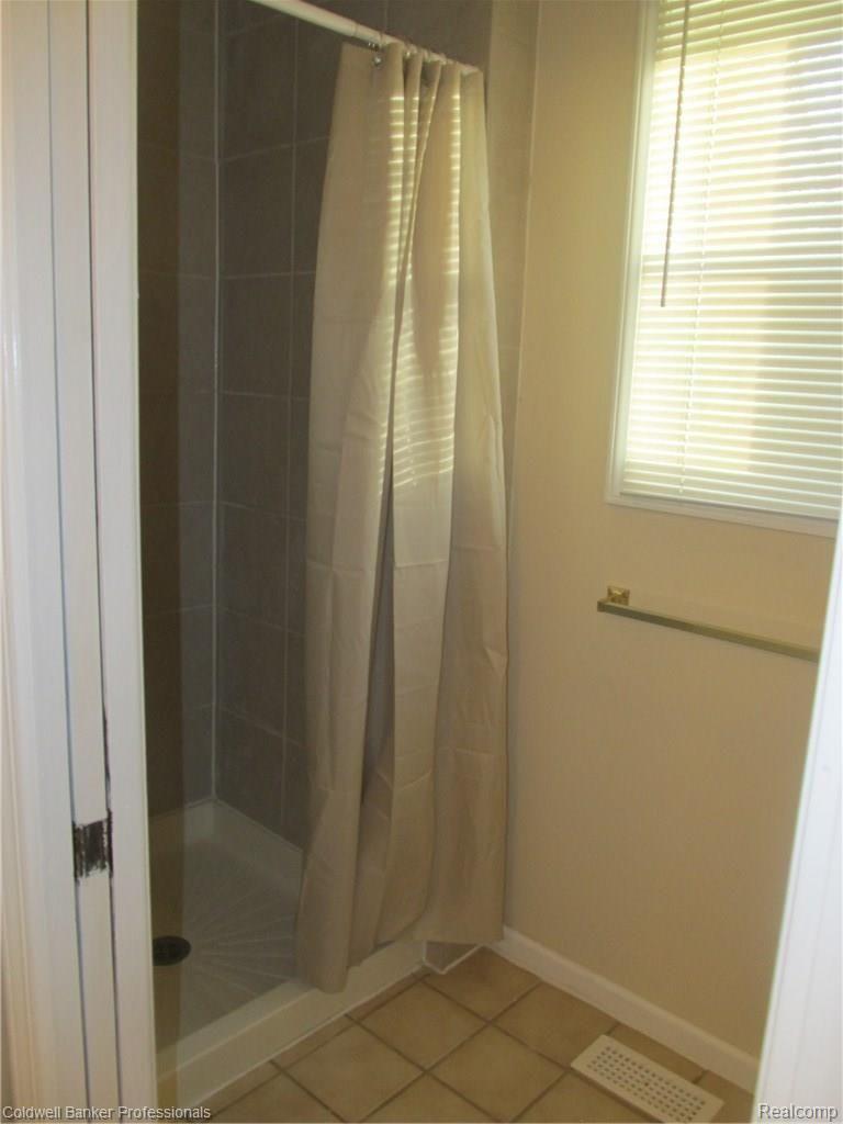 38621 Wade Road Romulus, MI 48174 - Photo 21 of 24 MASTER SHOWER