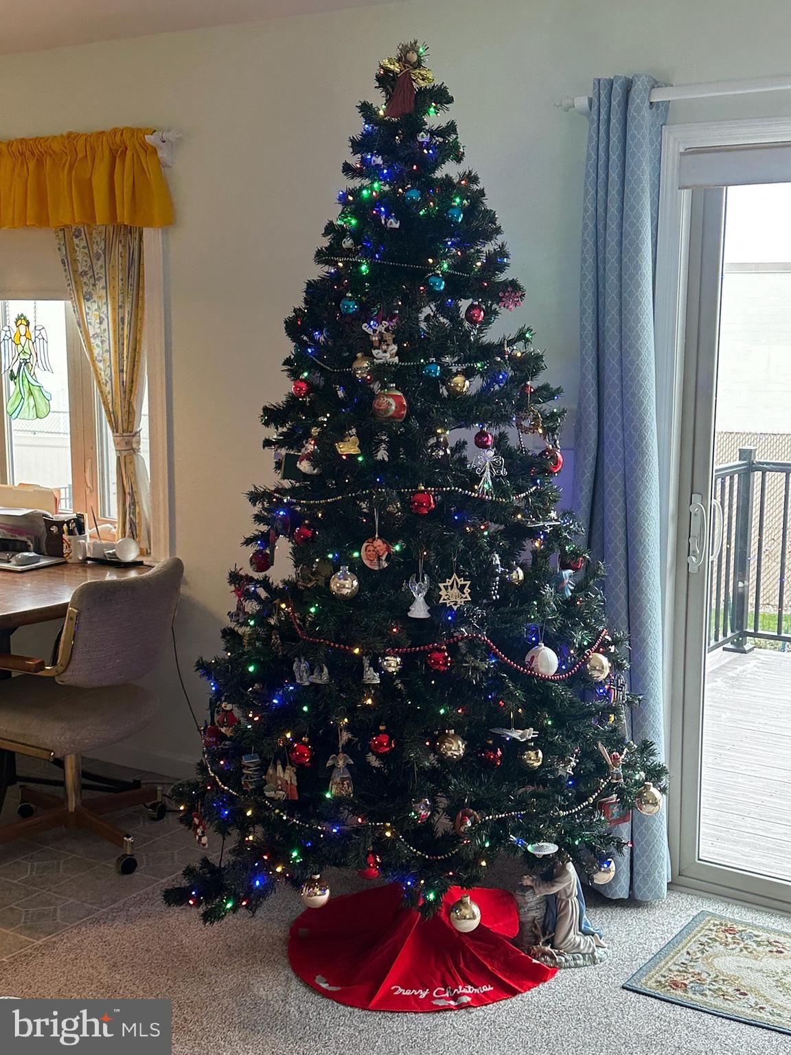 35 Duffield Drive Lititz, PA 17543 - Photo 13 of 15 a room with lots of flowers and a window