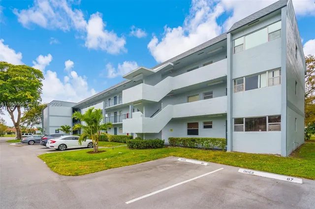 $185,000 | 8411 Lagos De Campo Boulevard, Unit 110U, Fort Lauderdale, FL 33321