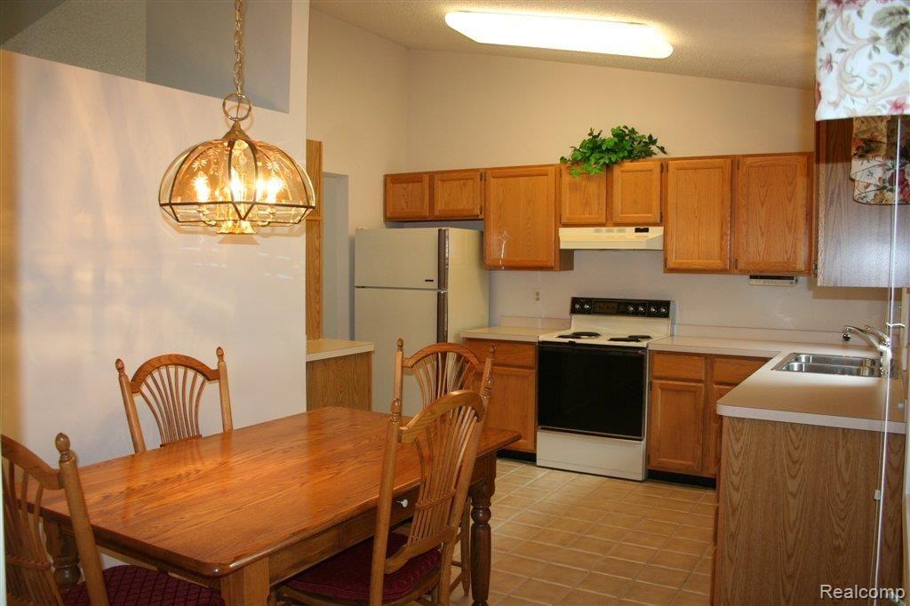 22055 River Ridge Trail, Unit 42 Farmington, MI 48335 - Photo 4 of 25 Gorgeous kitchen!