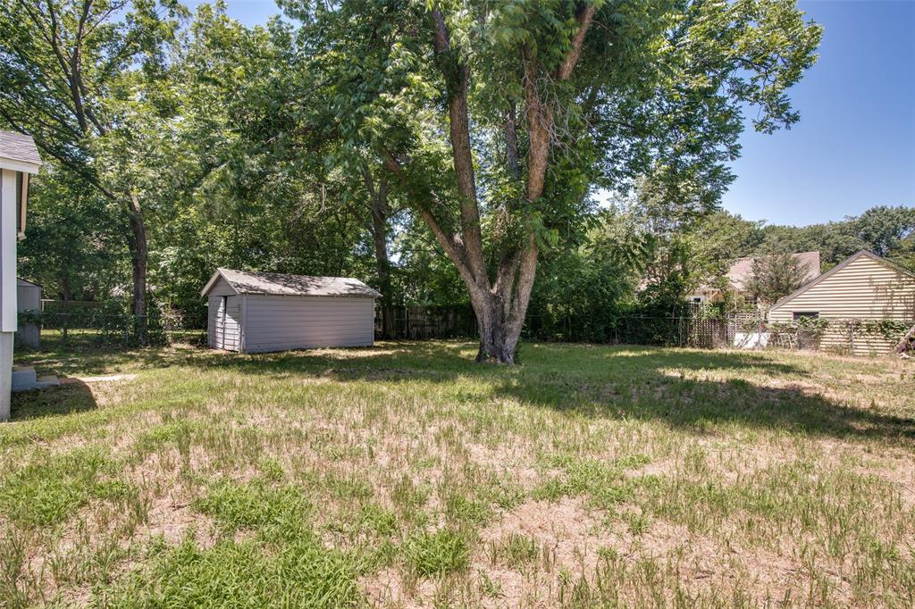 606 West High Street Terrell, TX 75160 - Photo 25 of 28 a backyard of a house with a yard and outdoor seating