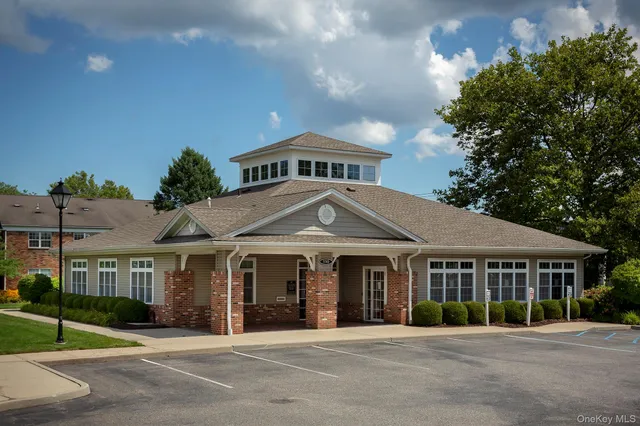 $3,680 | 135 Westwood Drive, Unit 149, Westbury, NY 11590