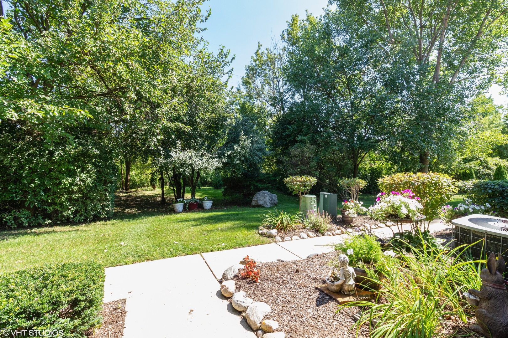 53 Braxton Lane, Unit 53 Aurora, IL 60504 - Photo 16 of 17 a view of a backyard with sitting area