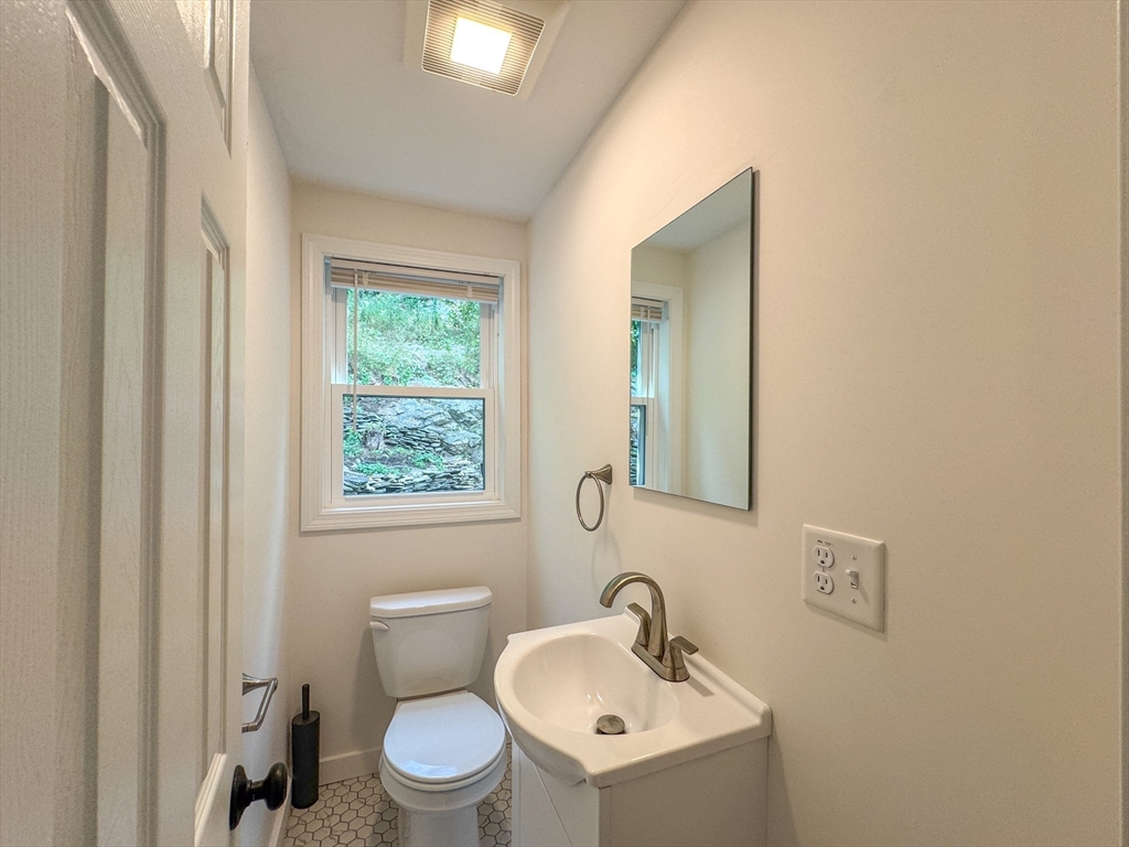 282 Pleasant Street Marblehead, MA 01945 - Photo 22 of 28 a bathroom with a toilet sink and mirror