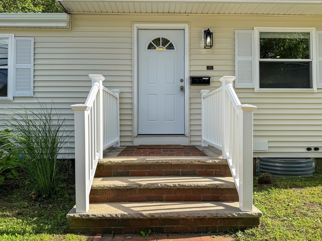 282 Pleasant Street Marblehead, MA 01945 - Photo 5 of 28 a view of entryway