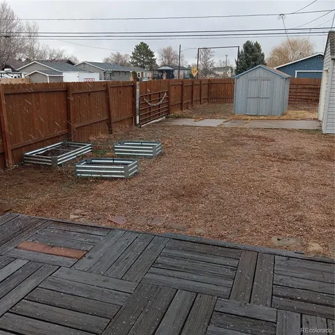 a view of a backyard
