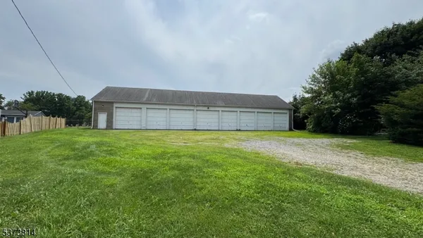 a view of a back yard