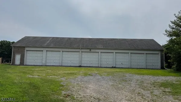 a view of a yard with a house