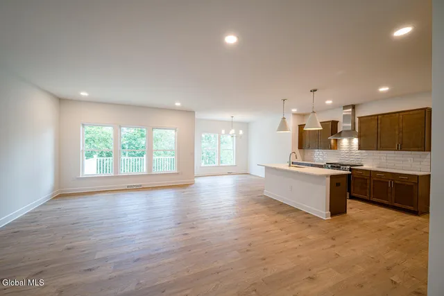 $687,900 | 10 Espen Place, Niskayuna, NY 12309