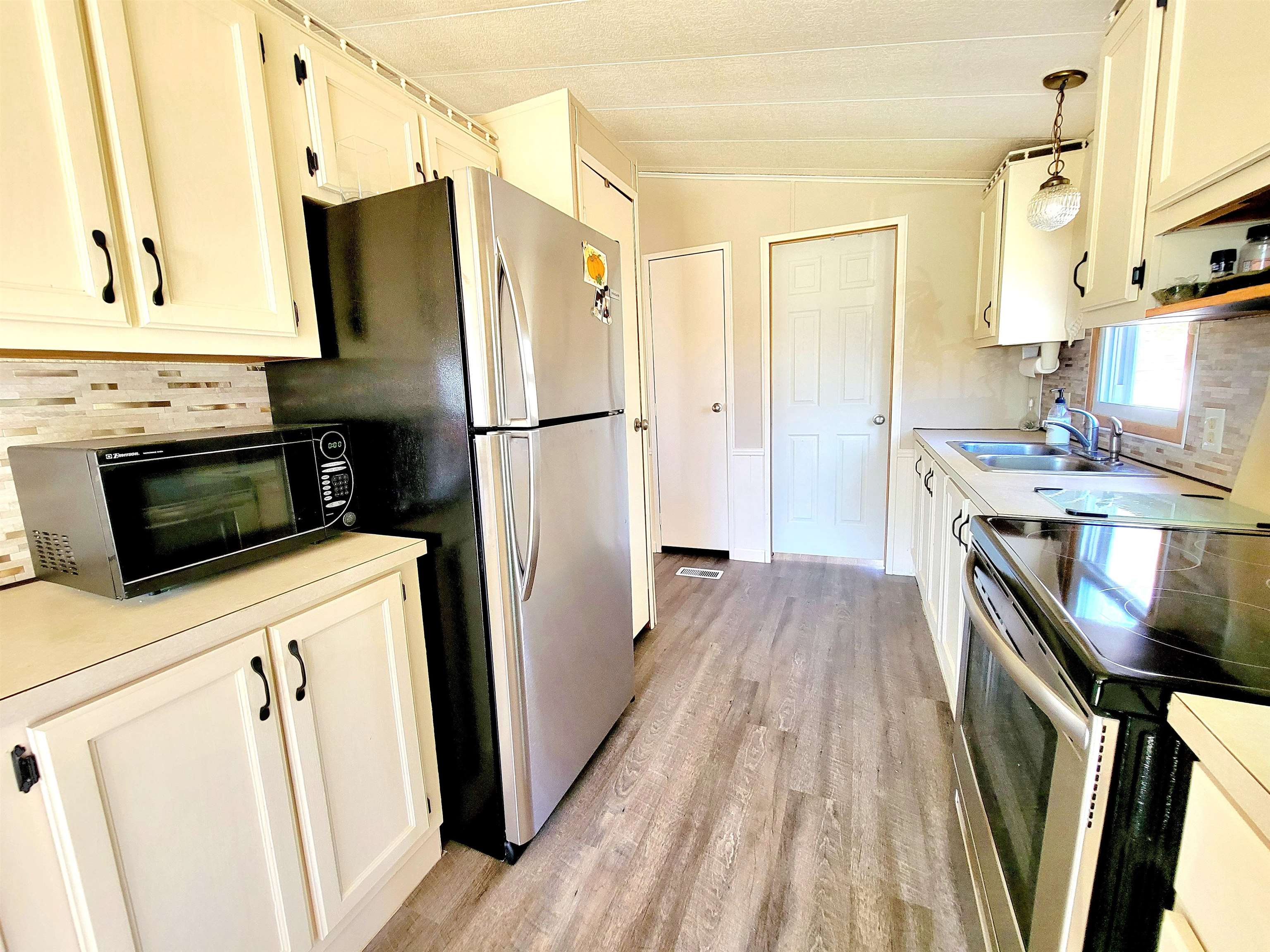 22 Agent Road Raymond, NH 03077 - Photo 2 of 24