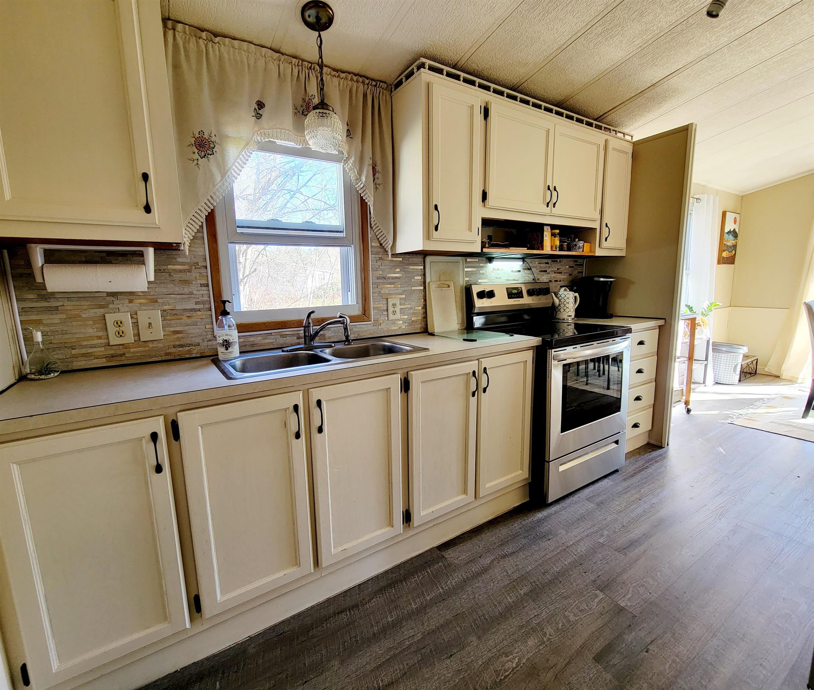 22 Agent Road Raymond, NH 03077 - Photo 3 of 24