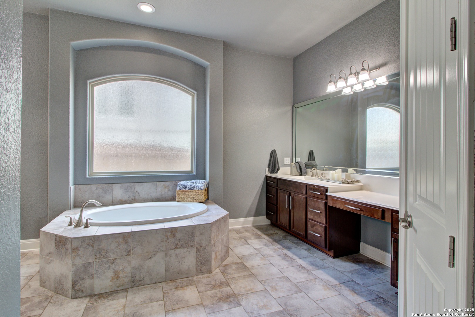 28518 Tristant Ridge San Antonio, TX 78260 - Photo 20 of 43 a spacious bathroom with a tub sink and mirror