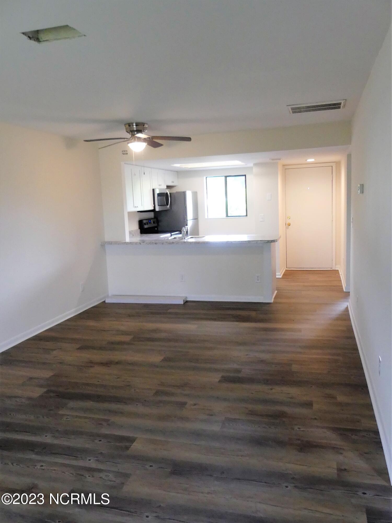 4491 Holly Tree Road, Unit 507 Wilmington, NC 28412 - Photo 7 of 20 Dining/kitchen