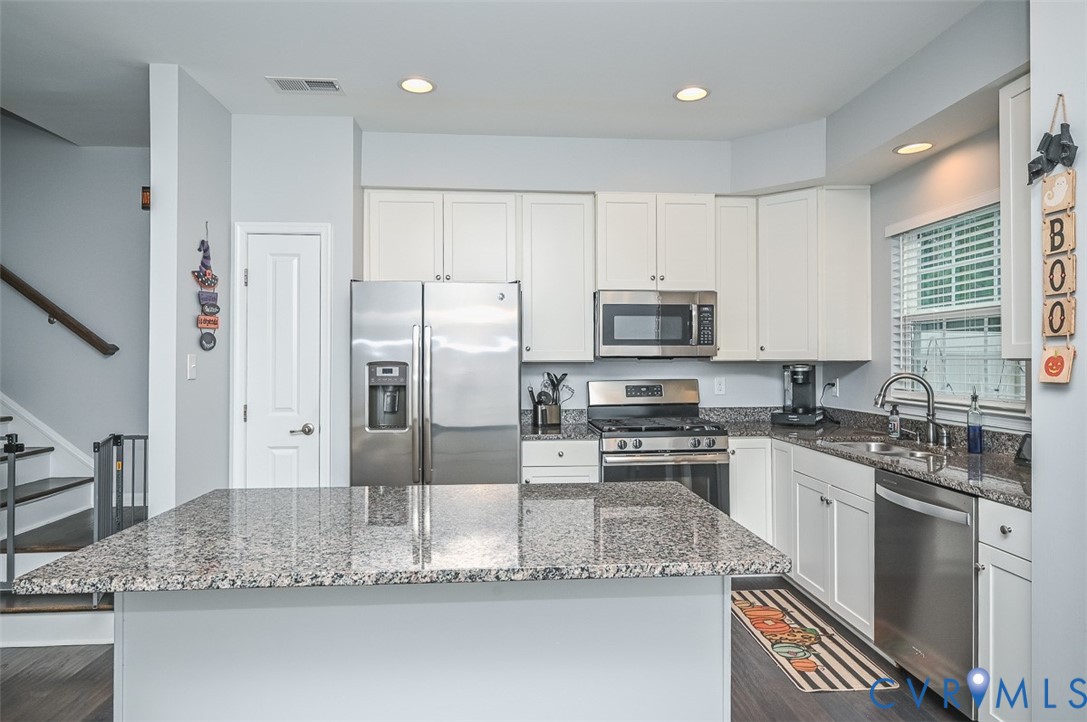 8990 Ringview Drive Mechanicsville, VA 23116 - Photo 10 of 39 Kitchen featuring appliances with stainless steel