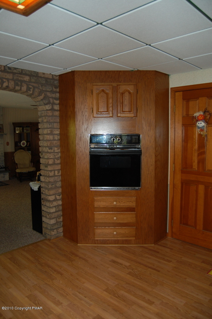 4566 Lower Cherry Valley Road Stroudsburg, PA 18360 - Photo 5 of 12 Kitchen Oven