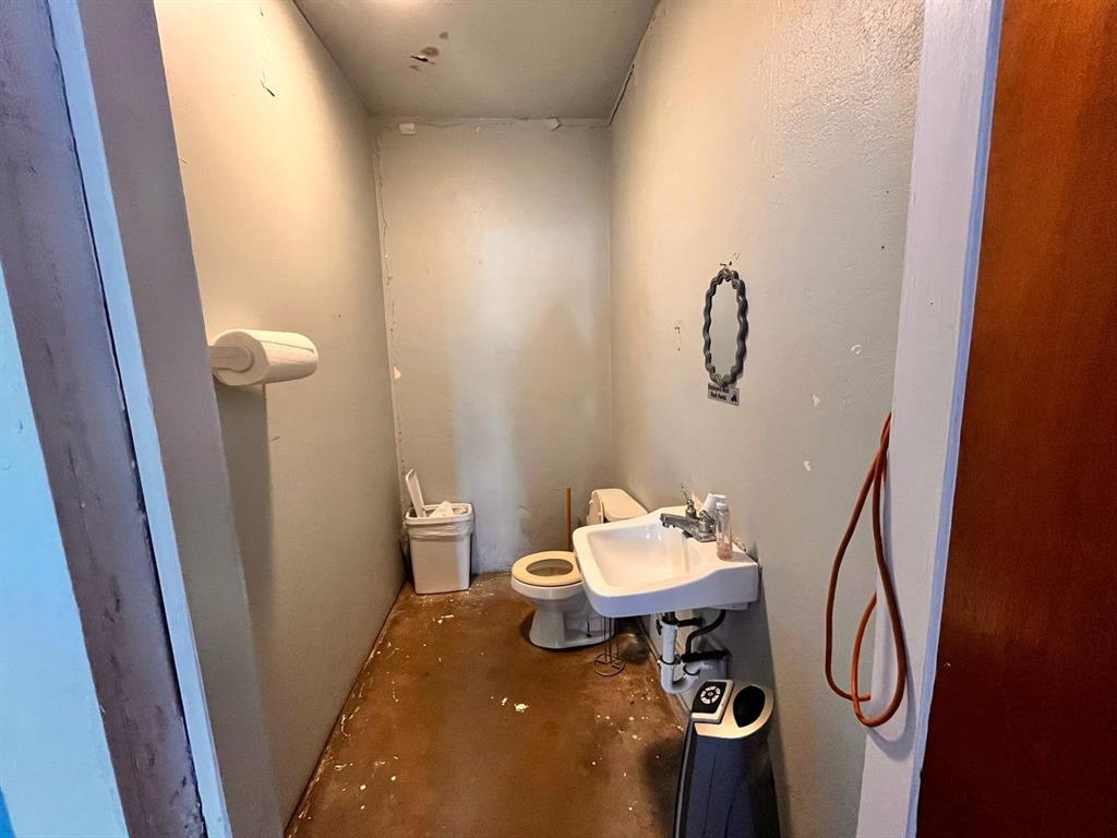 516 Commerce Street Pleasanton, TX 78064 - Photo 8 of 10 a bathroom with a sink and toilet