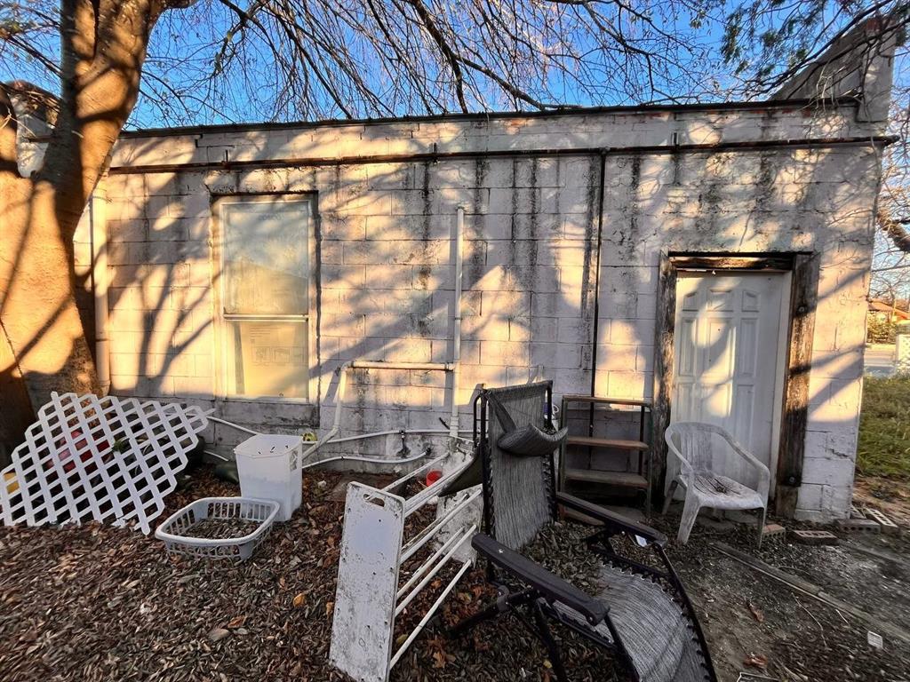 516 Commerce Street Pleasanton, TX 78064 - Photo 9 of 10 a backyard of a house with barbeque oven table and chairs